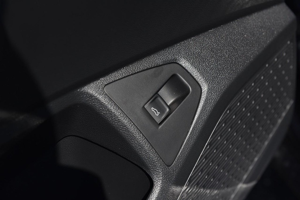 Volkswagen Jetta Vehicle Full-screen Gallery Image 9