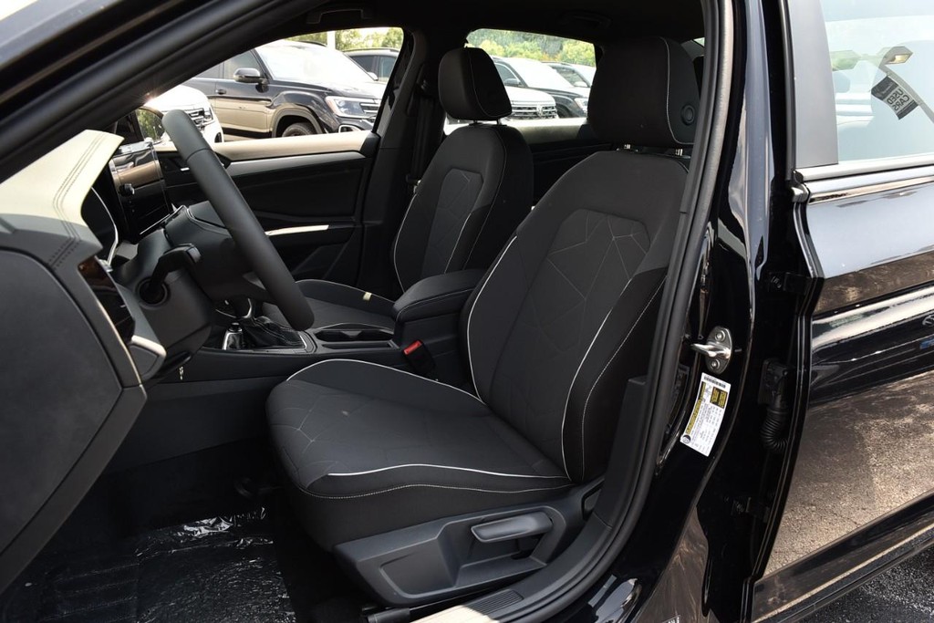 Volkswagen Jetta Vehicle Full-screen Gallery Image 19