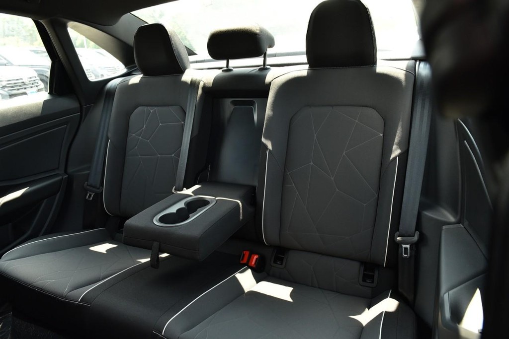 Volkswagen Jetta Vehicle Full-screen Gallery Image 21