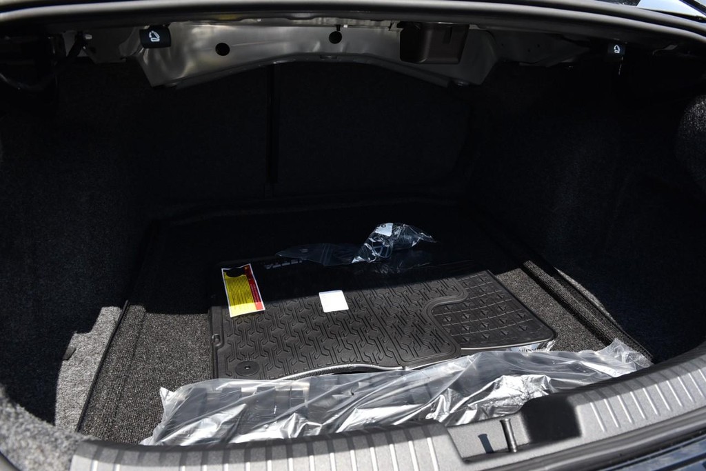 Volkswagen Jetta Vehicle Full-screen Gallery Image 22