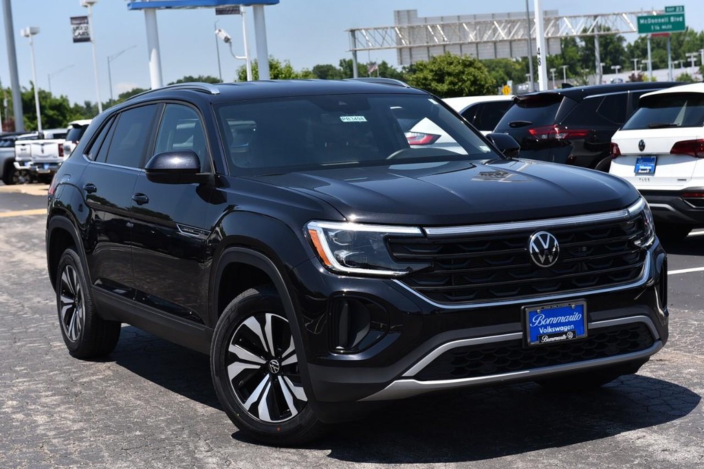Volkswagen Atlas Cross Sport Vehicle Full-screen Gallery Image 2