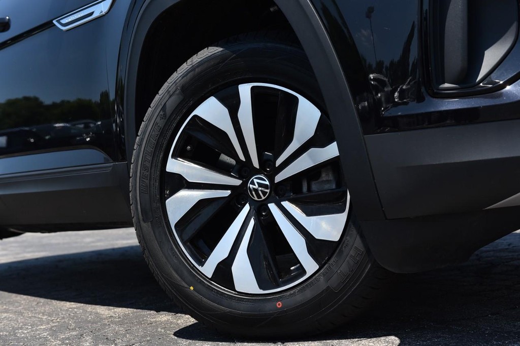 Volkswagen Atlas Cross Sport Vehicle Full-screen Gallery Image 3