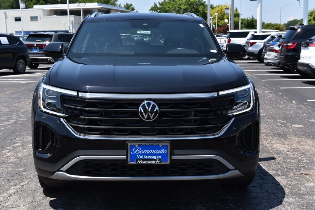 Volkswagen Atlas Cross Sport Vehicle Full-screen Gallery Image 4