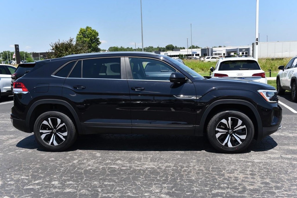 Volkswagen Atlas Cross Sport Vehicle Full-screen Gallery Image 5
