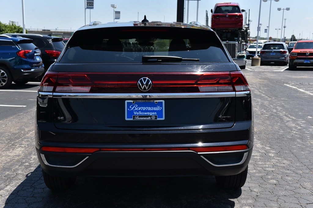 Volkswagen Atlas Cross Sport Vehicle Full-screen Gallery Image 6