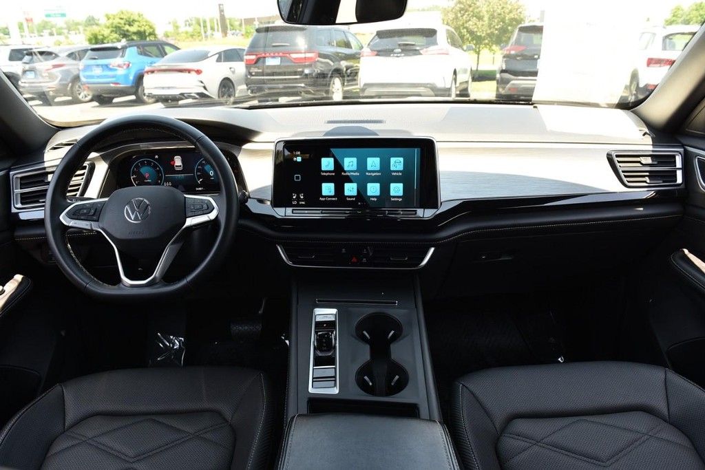 Volkswagen Atlas Cross Sport Vehicle Full-screen Gallery Image 7