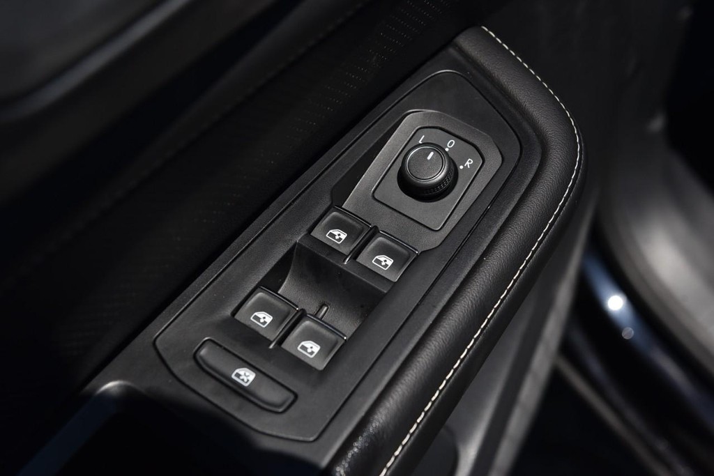 Volkswagen Atlas Cross Sport Vehicle Full-screen Gallery Image 8