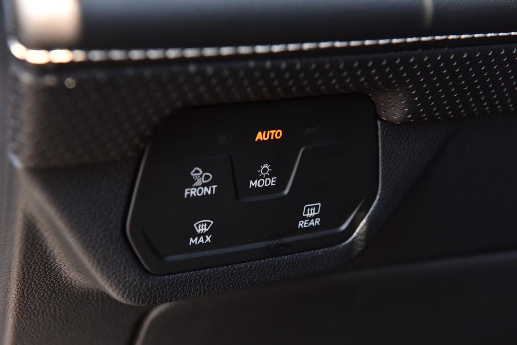 Volkswagen Atlas Cross Sport Vehicle Full-screen Gallery Image 10