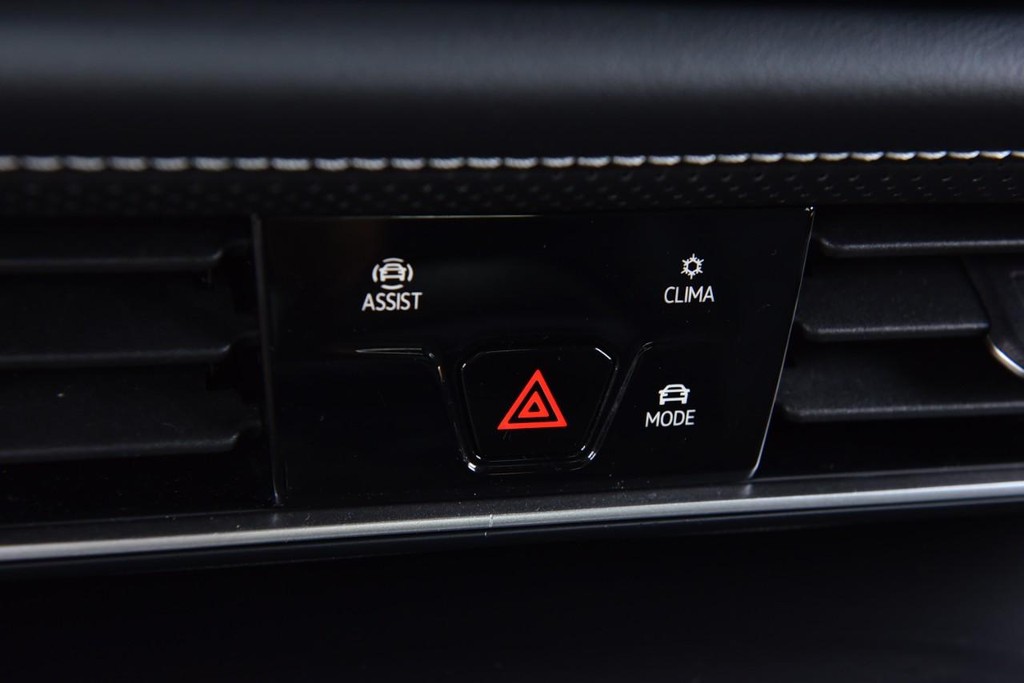 Volkswagen Atlas Cross Sport Vehicle Full-screen Gallery Image 14