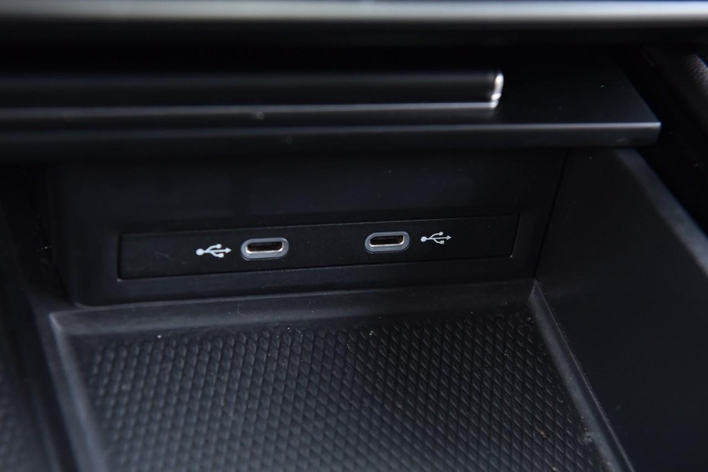 Volkswagen Atlas Cross Sport Vehicle Full-screen Gallery Image 15