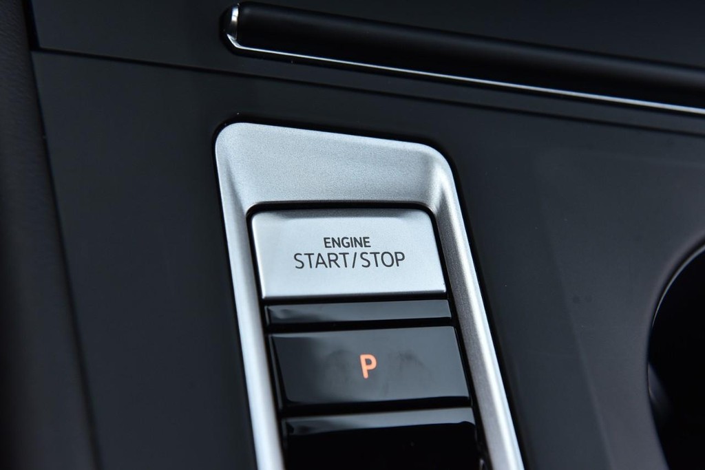 Volkswagen Atlas Cross Sport Vehicle Full-screen Gallery Image 16