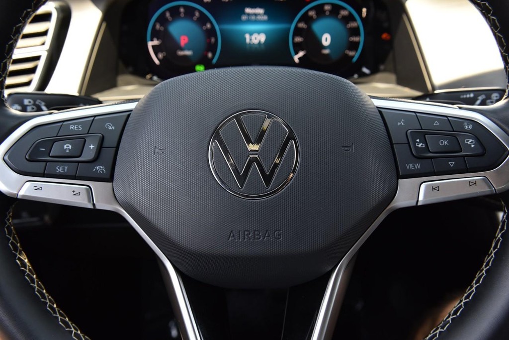 Volkswagen Atlas Cross Sport Vehicle Full-screen Gallery Image 17