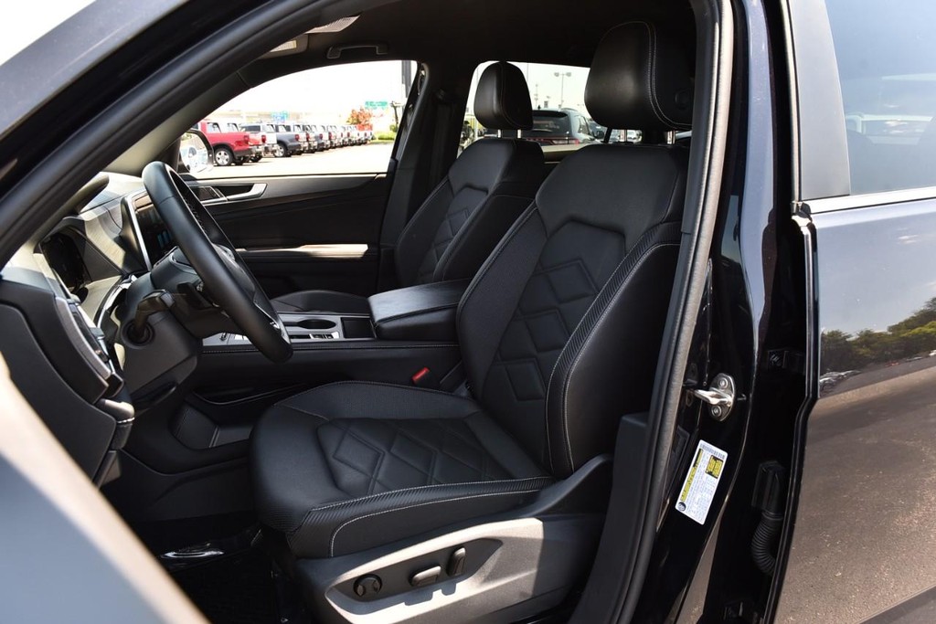 Volkswagen Atlas Cross Sport Vehicle Full-screen Gallery Image 18
