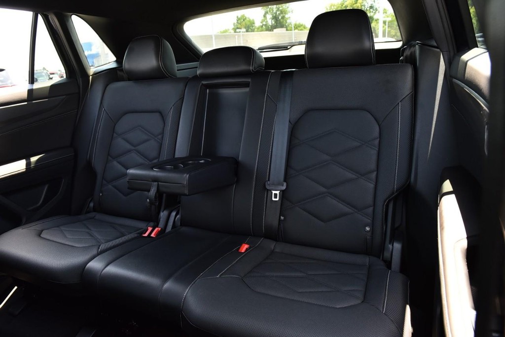 Volkswagen Atlas Cross Sport Vehicle Full-screen Gallery Image 20