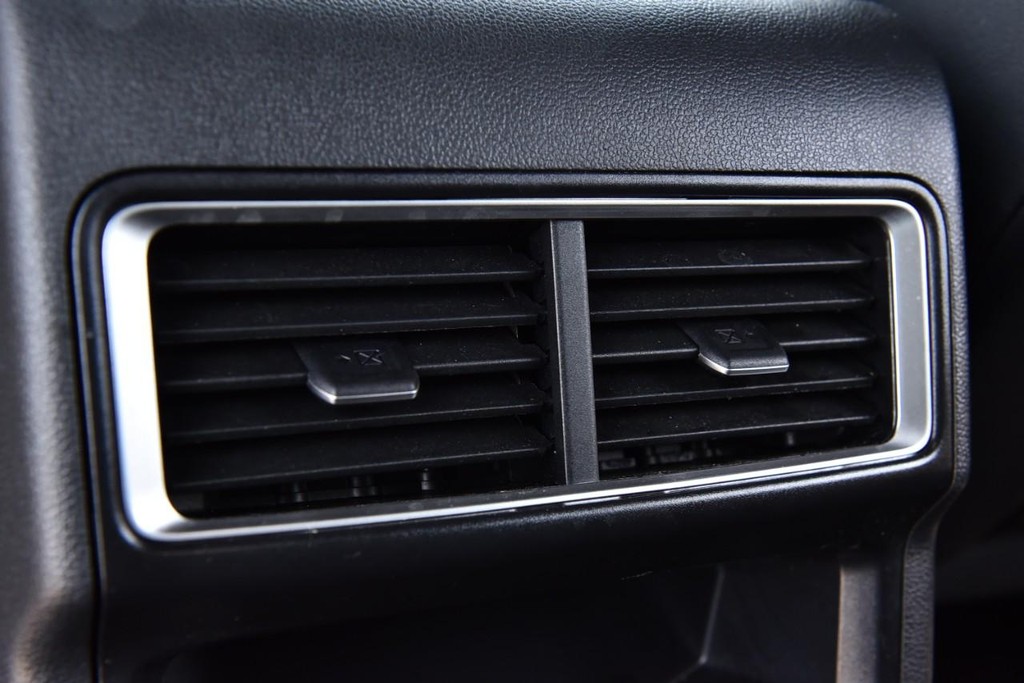 Volkswagen Atlas Cross Sport Vehicle Full-screen Gallery Image 21