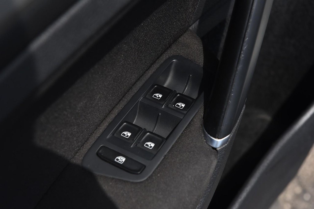 Volkswagen Golf Vehicle Full-screen Gallery Image 8