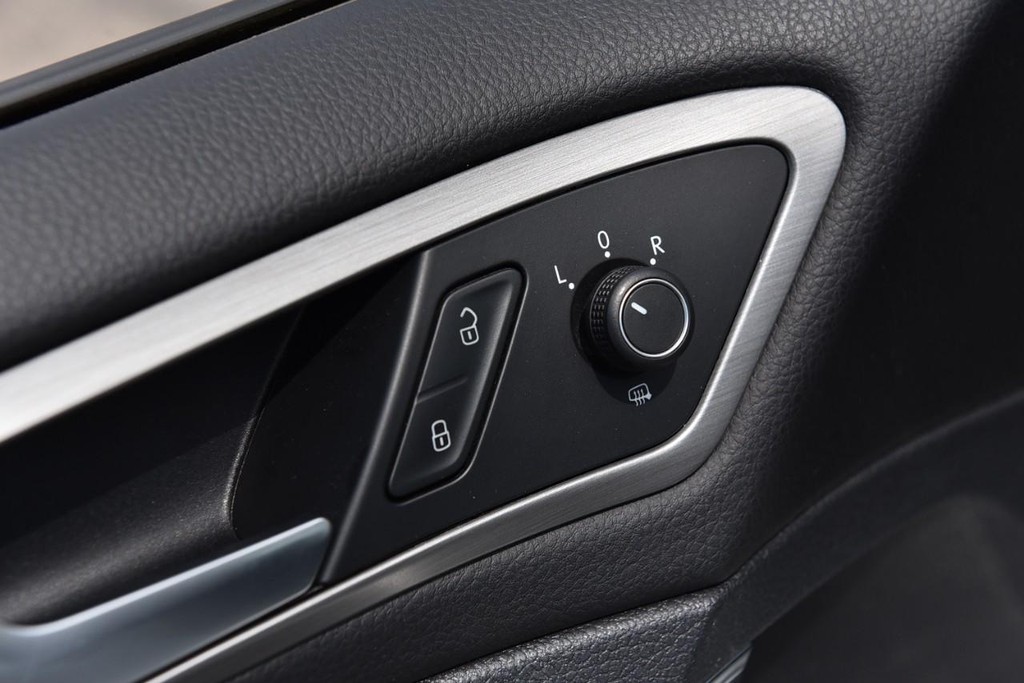 Volkswagen Golf Vehicle Full-screen Gallery Image 9