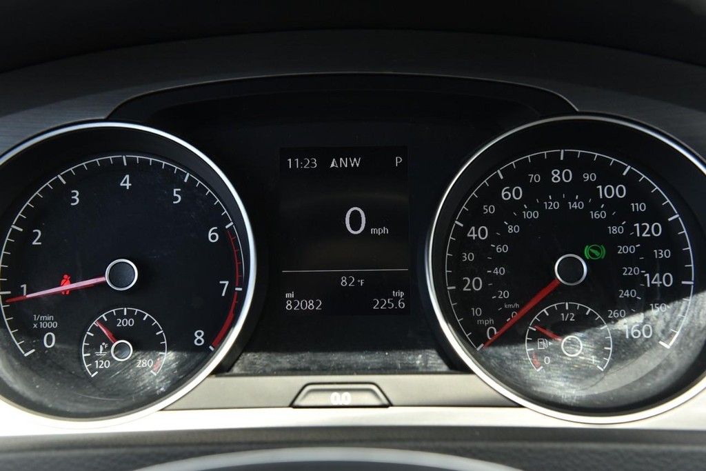 Volkswagen Golf Vehicle Full-screen Gallery Image 11