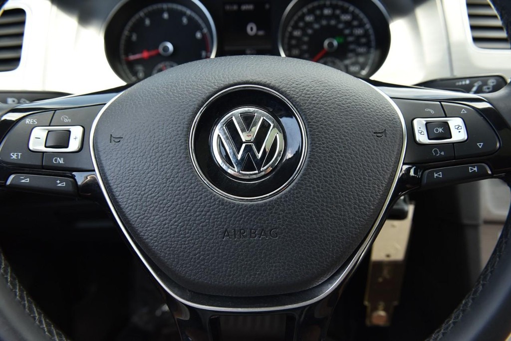 Volkswagen Golf Vehicle Full-screen Gallery Image 16