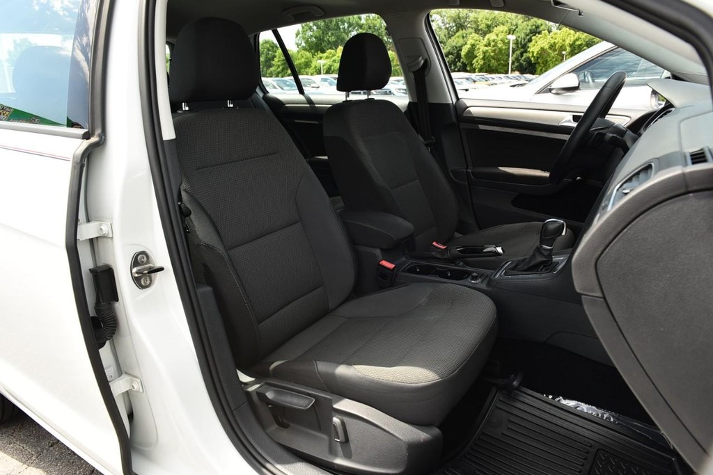 Volkswagen Golf Vehicle Full-screen Gallery Image 18