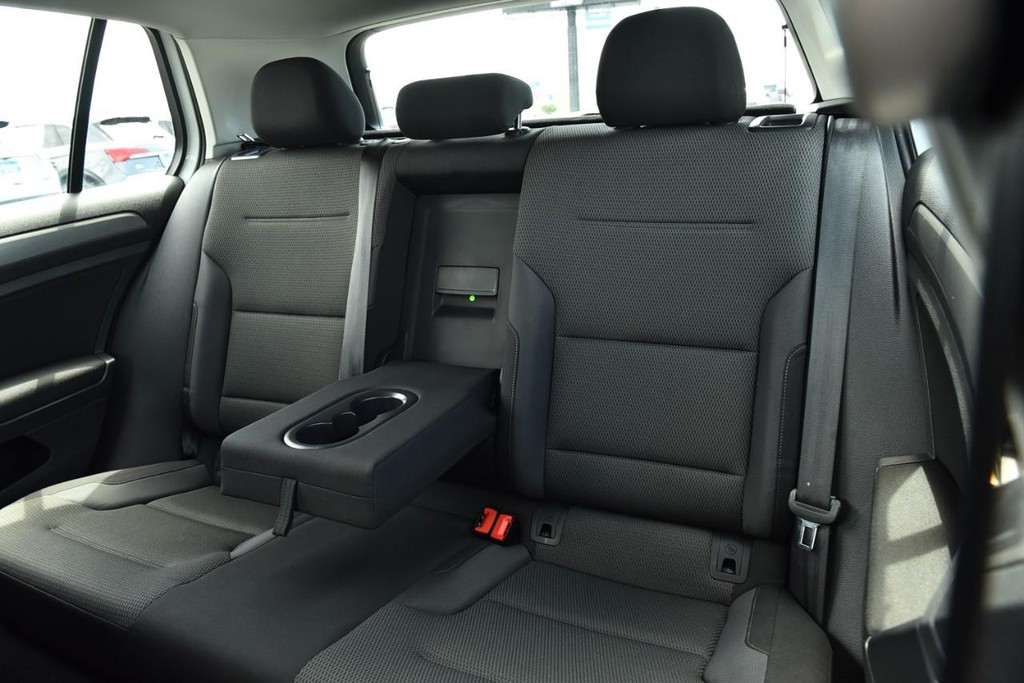 Volkswagen Golf Vehicle Full-screen Gallery Image 20