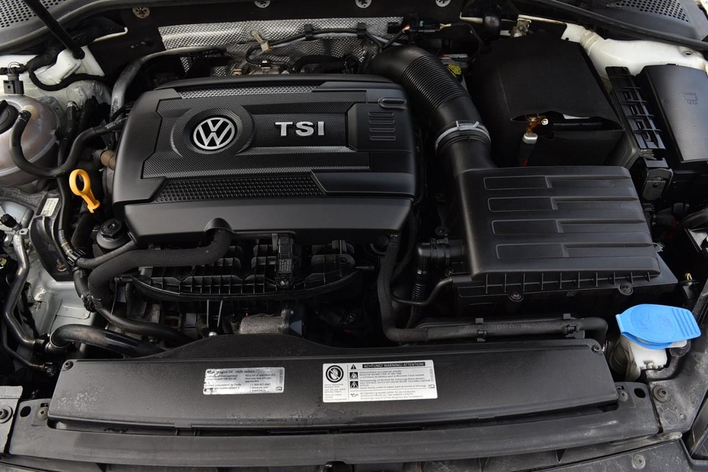 Volkswagen Golf Vehicle Full-screen Gallery Image 23