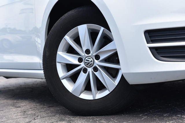 Volkswagen Golf Vehicle Image 03