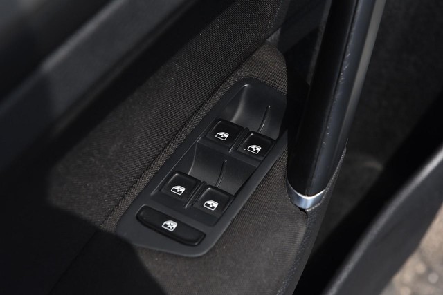 Volkswagen Golf Vehicle Image 08