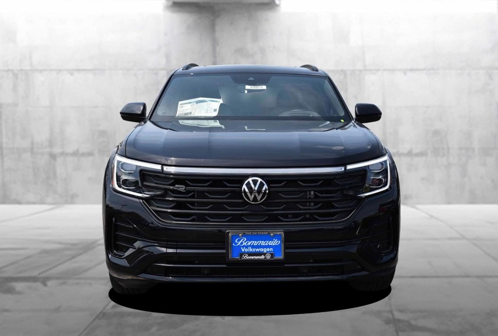 Volkswagen Atlas Cross Sport Vehicle Full-screen Gallery Image 4
