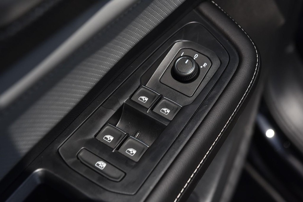 Volkswagen Atlas Cross Sport Vehicle Full-screen Gallery Image 8