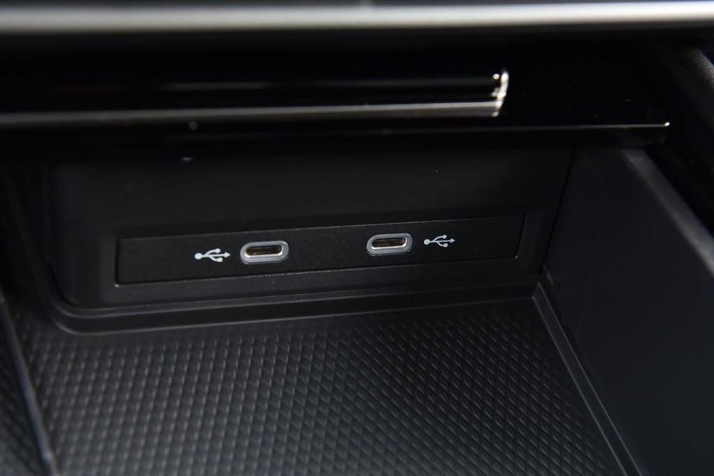 Volkswagen Atlas Cross Sport Vehicle Full-screen Gallery Image 16