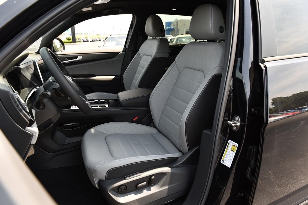 Volkswagen Atlas Cross Sport Vehicle Full-screen Gallery Image 19