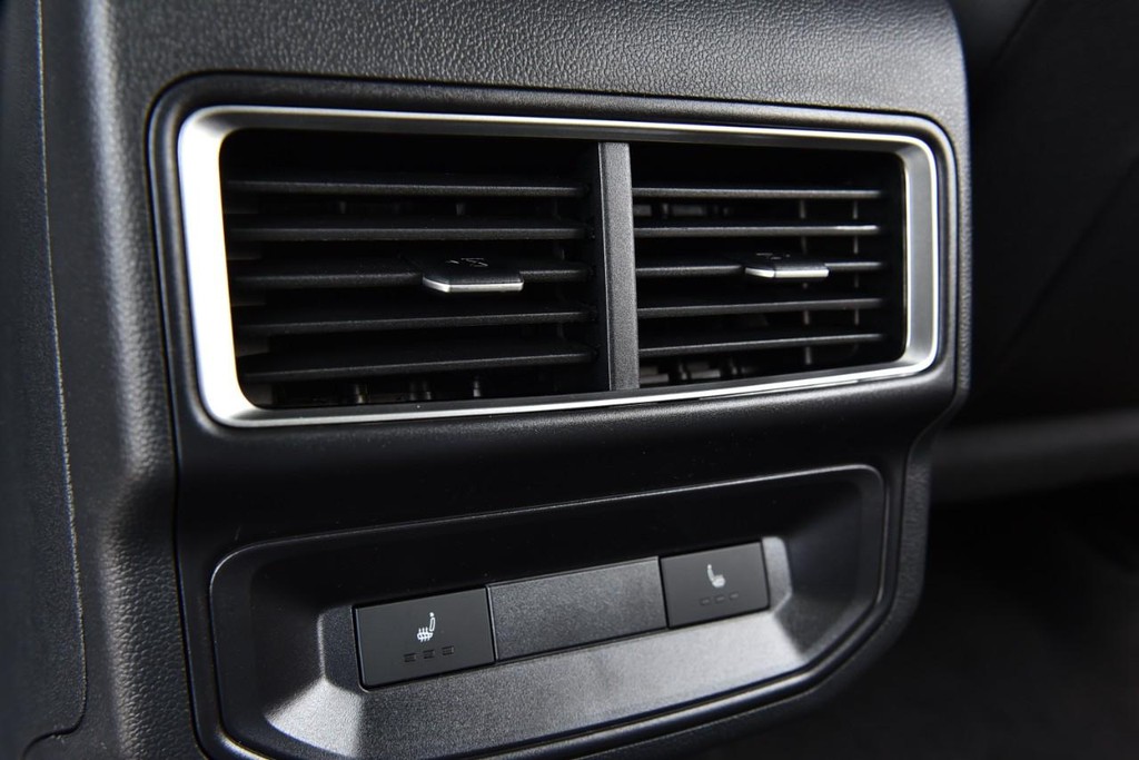 Volkswagen Atlas Cross Sport Vehicle Full-screen Gallery Image 23
