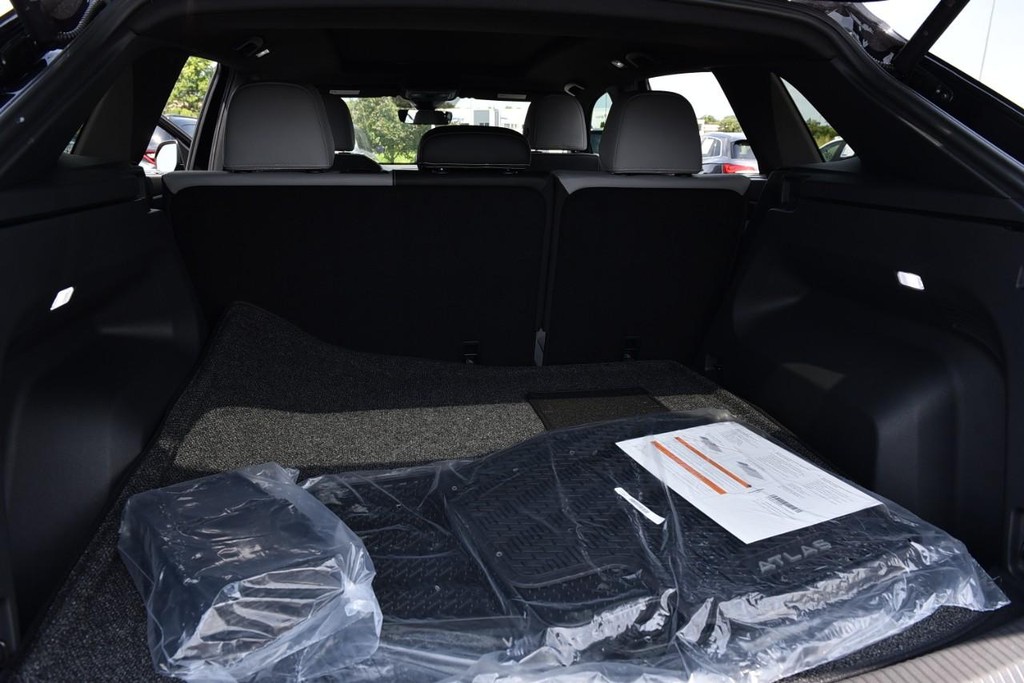 Volkswagen Atlas Cross Sport Vehicle Full-screen Gallery Image 25