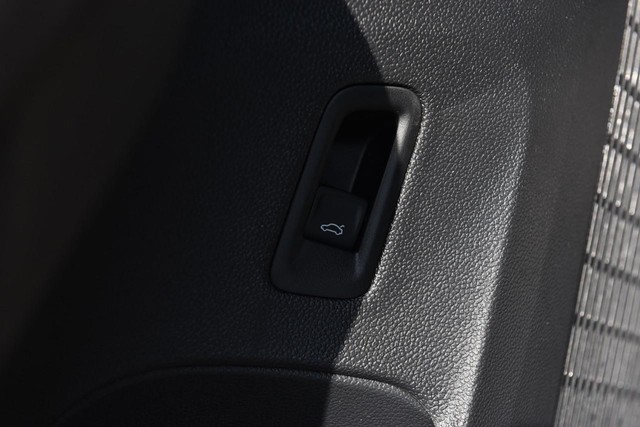Volkswagen Atlas Cross Sport Vehicle Image 09