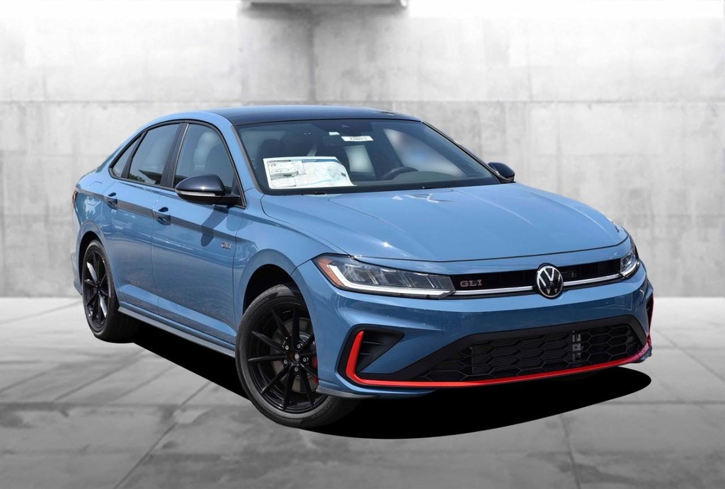 Volkswagen Jetta GLI Vehicle Full-screen Gallery Image 2