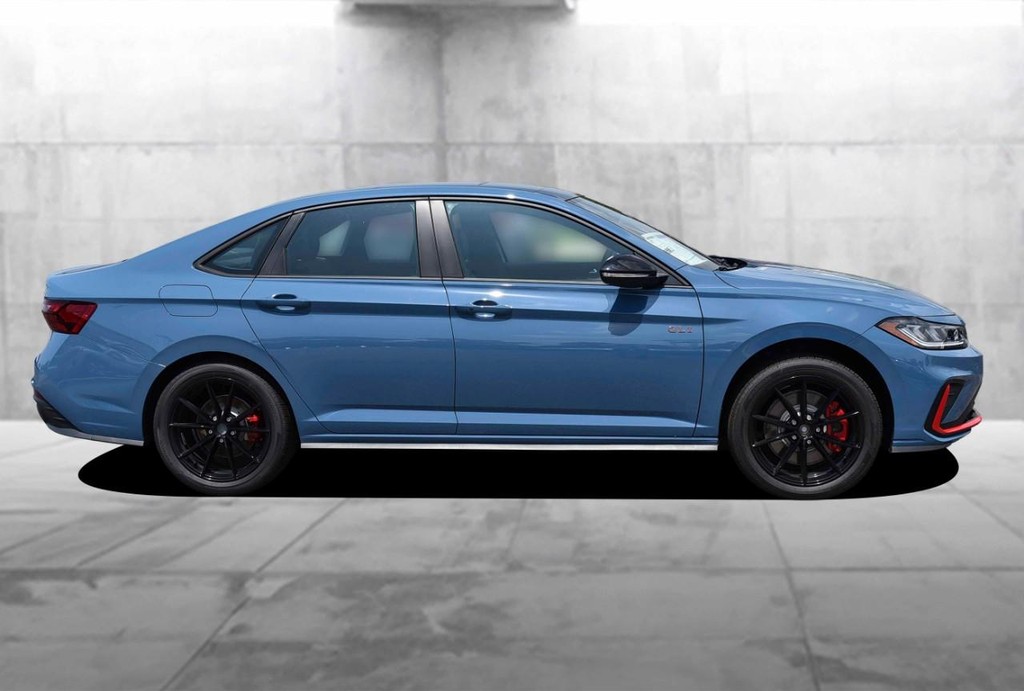 Volkswagen Jetta GLI Vehicle Full-screen Gallery Image 5