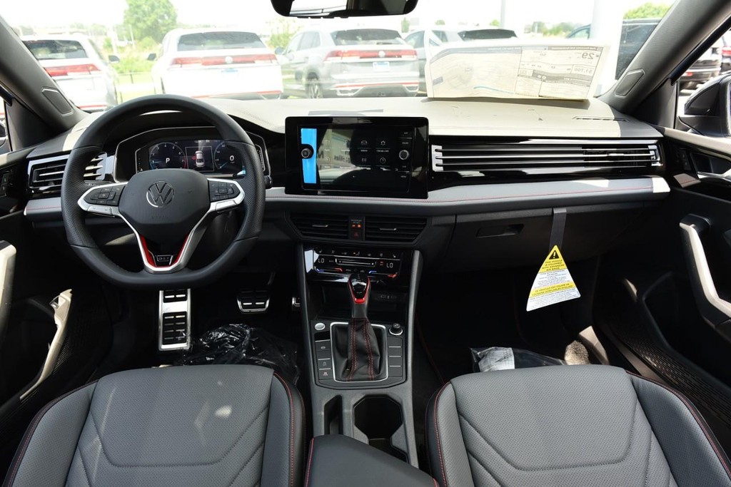 Volkswagen Jetta GLI Vehicle Full-screen Gallery Image 7