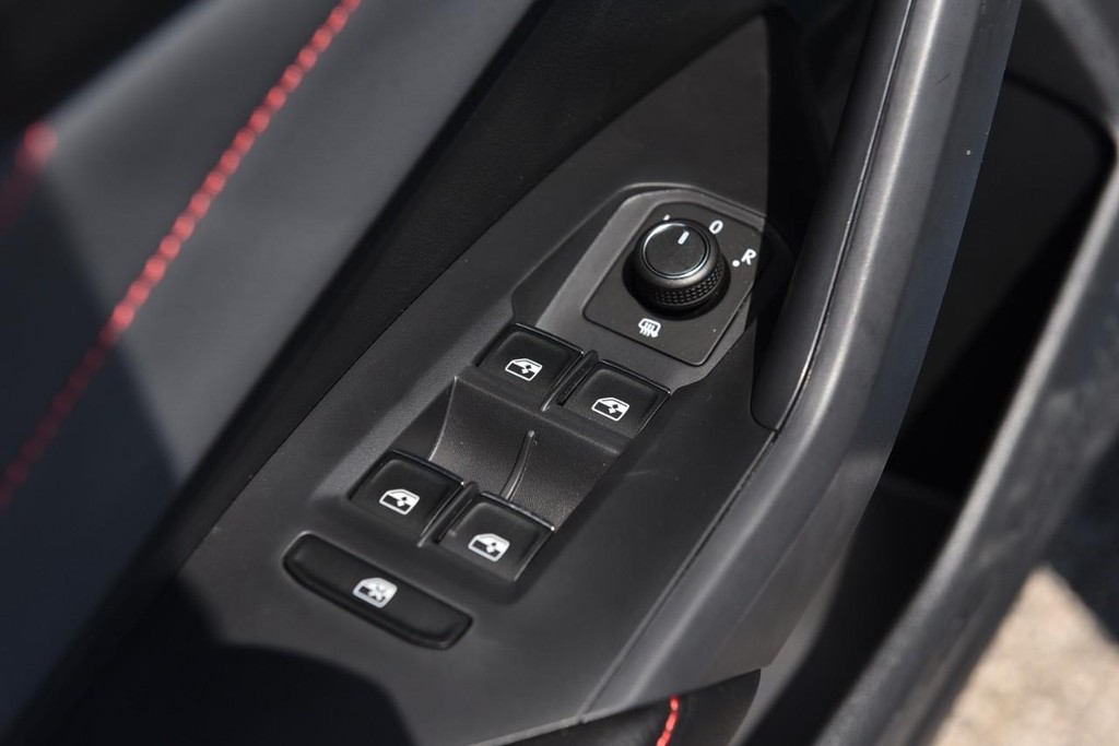 Volkswagen Jetta GLI Vehicle Full-screen Gallery Image 8