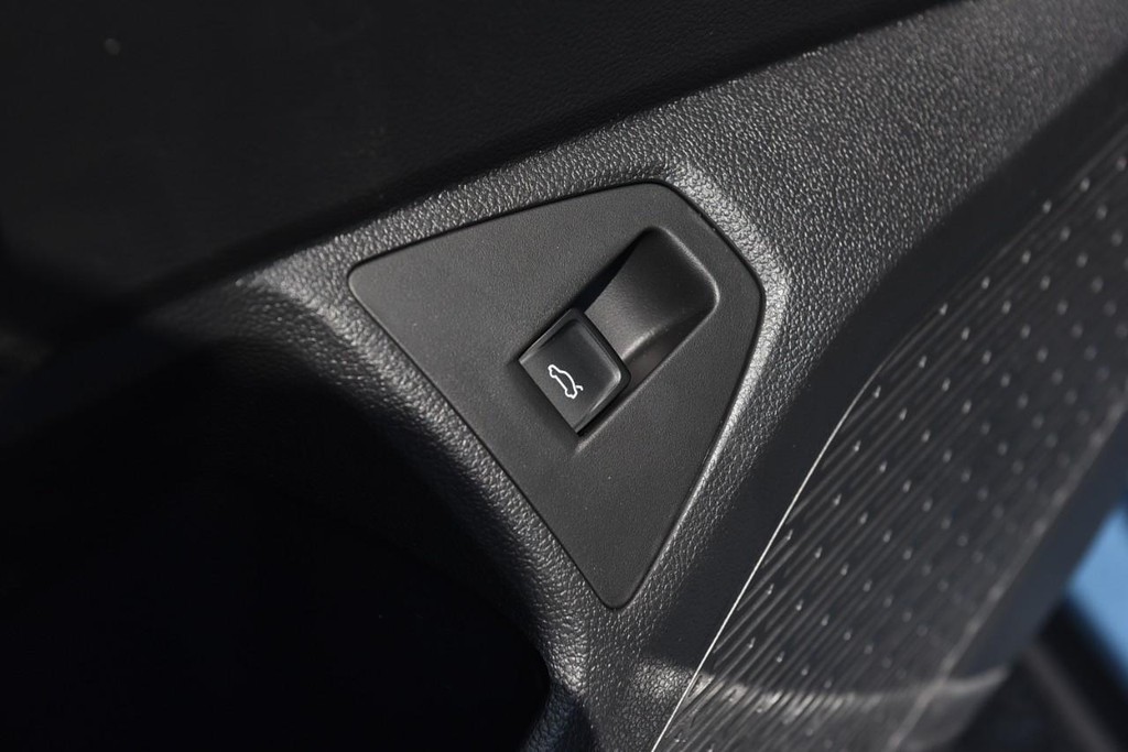 Volkswagen Jetta GLI Vehicle Full-screen Gallery Image 9