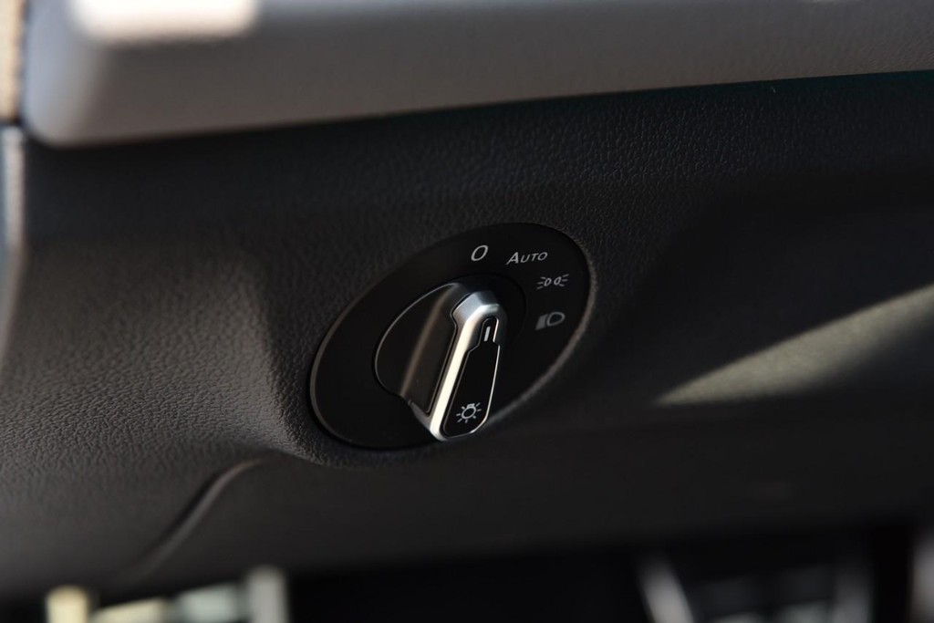 Volkswagen Jetta GLI Vehicle Full-screen Gallery Image 11