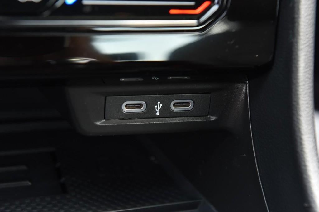 Volkswagen Jetta GLI Vehicle Full-screen Gallery Image 16