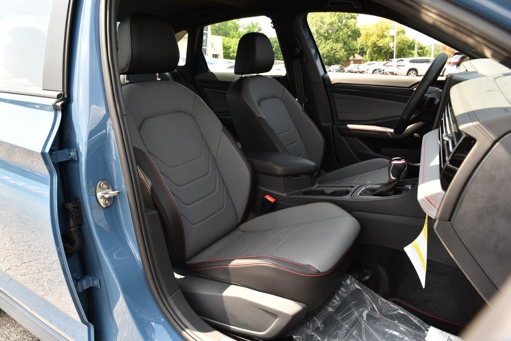 Volkswagen Jetta GLI Vehicle Full-screen Gallery Image 21