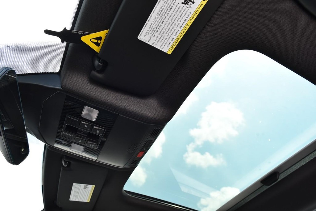 Volkswagen Jetta GLI Vehicle Full-screen Gallery Image 22