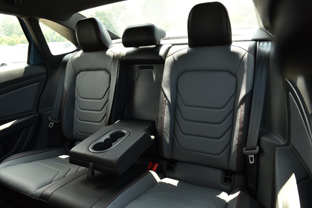 Volkswagen Jetta GLI Vehicle Full-screen Gallery Image 23