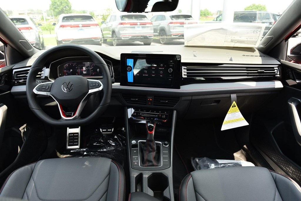 Volkswagen Jetta GLI Vehicle Full-screen Gallery Image 7