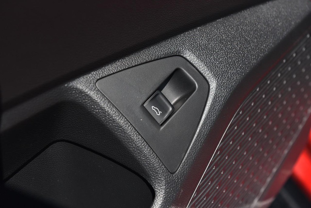 Volkswagen Jetta GLI Vehicle Full-screen Gallery Image 9