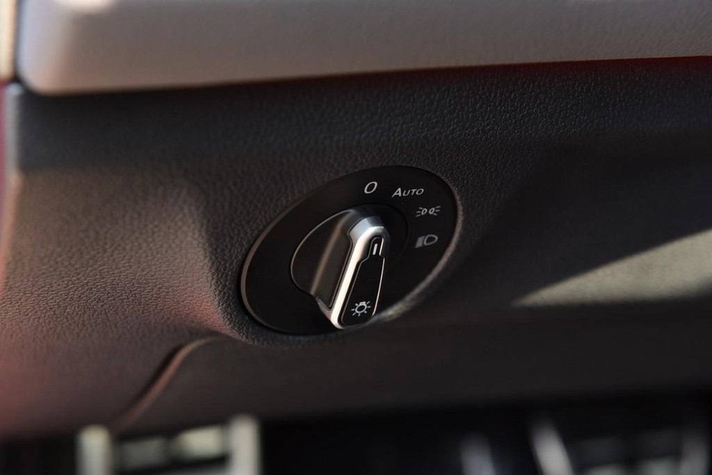 Volkswagen Jetta GLI Vehicle Full-screen Gallery Image 11