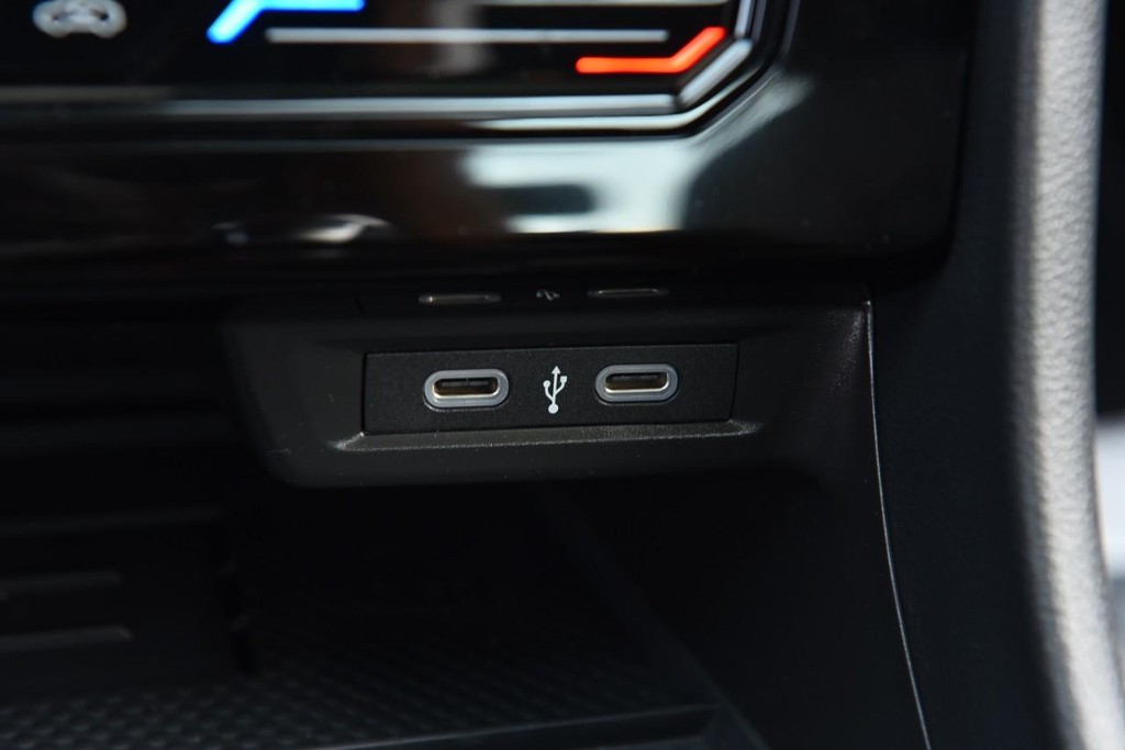 Volkswagen Jetta GLI Vehicle Full-screen Gallery Image 16