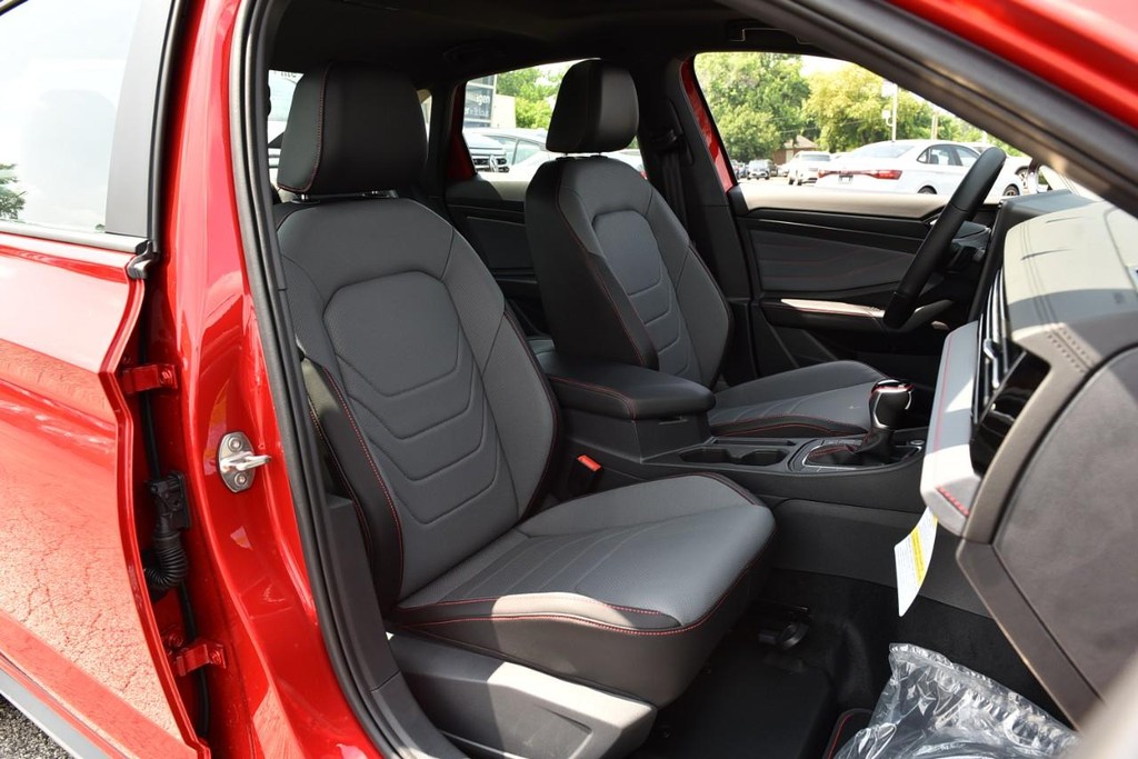 Volkswagen Jetta GLI Vehicle Full-screen Gallery Image 21